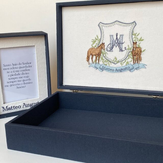 Caixa com bordado personalizado e o porta retrato box para o Matteo Augusto 👼🏻
