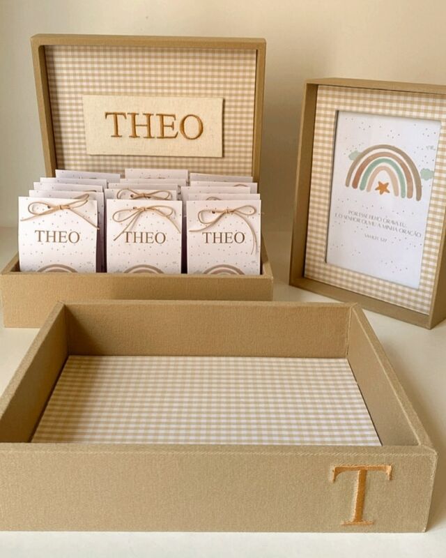 O quartinho do Theo é pequeno e a mãe queria caixas menores. Fizemos a caixa e bandeja do mesmo tamanho e o nosso porta retrato box. Para compor o kit  as lembrancinhas personalizadas com a mesma arte do porta retrato. Para orçamento: WhatsApp (19) 98160-0411