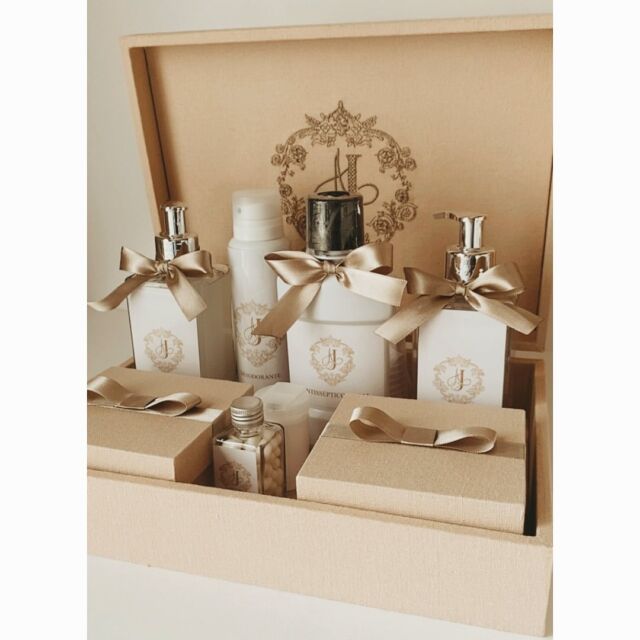 Imagina aquele evento perfeito, tudo organizado, os convidados se divertindo, mas… surge aquela necessidade inesperada  no banheiro e cadê o kit toilette?  Sim, ele garante que seus convidados possam curtir o seu evento com tranquilidade e conforto, com tudo que precisam para socorrê-los na emergência. Afinal, ninguém quer que uma dor de cabeça ou um ajuste no vestido atrapalhe o clima da festa. O kit toilette é aquele pequeno (grande) detalhe que deixa seus convidados com a sensação  de que tudo foi pensado especialmente para eles e que vai garantir muitos elogios a sua festa .  Para orçamento - link na bio