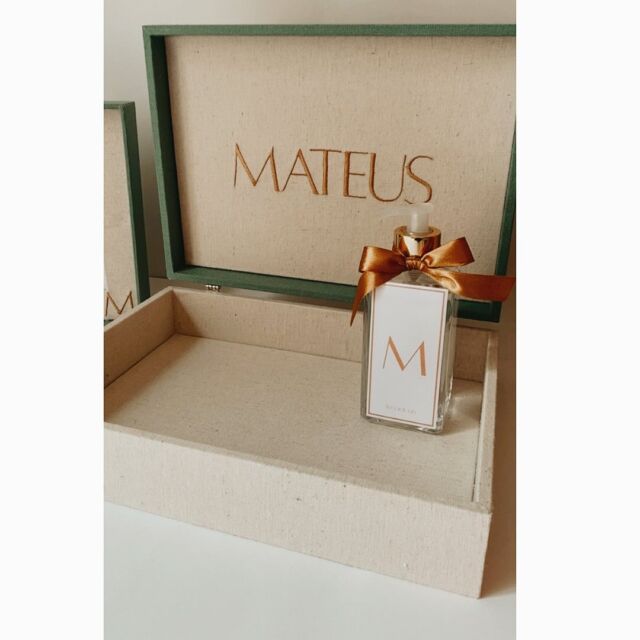 A chegada do Matteo foi celebrada com muito amor e carinho. E preparamos um kit maternidade perfeito para esse momento. A caixa  com o nome bordado, para as lembrancinhas, também é ideal para guardar  as recordações desse momento mágico. O nosso porta retrato box  e a porta de maternidade para deixar esse momento acolhedor e dar as boas vindas ao Matteo.  Solicite seu orçamento através do link da bio.